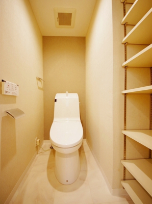 トイレ　タンク一体型のすっきりしたデザインのシャワートイレです。お掃除もしやすくていつまでも清潔です。収納棚も便利。

