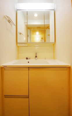 洗面台・洗面所　洗面台にはワイドな三面鏡を採用。身だしなみを整えやすい事はもちろんですが、鏡の後ろに収納スペース設ける事により、散らかりやすい洗面スペースをスッキリキープ。