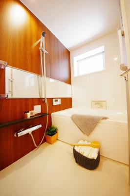 浴室　浴室換気乾燥機で快適。
■雨や夜でも洗濯物を乾かせて便利
■バスルームを湿気から守り清潔に。