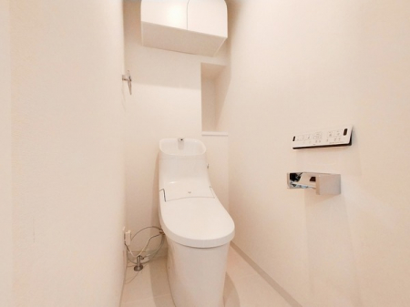 トイレ　タンク一体型のすっきりしたデザインのシャワートイレです。お掃除もしやすくていつまでも清潔です。収納棚も便利。


