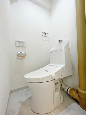 トイレ　タンク一体型のすっきりしたデザインのシャワートイレです。お掃除もしやすくていつまでも清潔です。

