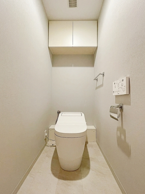 トイレ　タンクレス型のすっきりしたデザインのシャワートイレです。お掃除もしやすくていつまでも清潔です。収納棚も便利。

