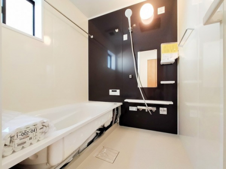 浴室　窓が付いた開放的なバスルームは一日の疲れを癒すくつろぎの場所。
清潔感のある浴室は、心身ともに癒される特別な空間。
一日の終わりに贅沢なバスタイムを。