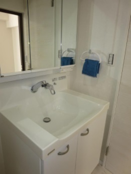 洗面台・洗面所　収納力豊富な三面鏡タイプの洗面台を設置。小物が増える水回りをすっきりさせます。