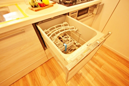 キッチン　食器洗浄乾燥機完備のシステムキッチン採用！実は節水にも繋がる優れものです♪高温で洗浄するので汚れもしっかり落とせます！スライド式の収納も充実しています。