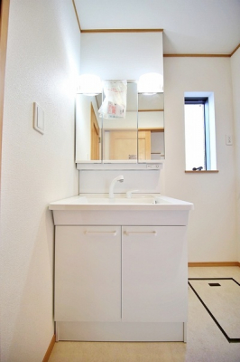 洗面台・洗面所　機能性を重視したシンプルな洗面化粧台。
毎日つかう空間だから、色は清潔感のあるホワイトを基調にしています♪
