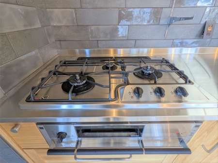 キッチン　オーク無垢のシステムキッチンで家庭用コンロ最大火力のハーマンビルトインコンロを設置！しっかりとした鋳物のゴトク。重厚感があり見栄えも良く、お料理も楽しくなりそうです♪