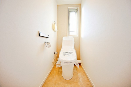 トイレ　トイレには窓があり、明るさやフレッシュな空気を取り込んでくれます。
