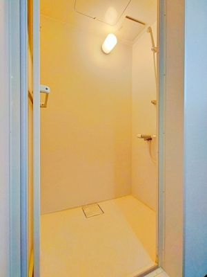 浴室　シャワールームが設置されておりますが、買主様の負担にてバスタブ設置も可能です。