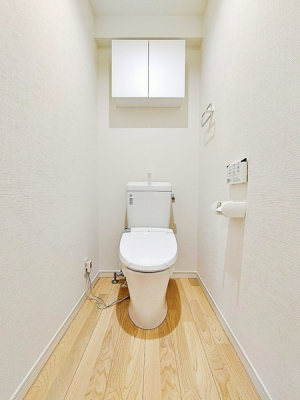トイレ　清潔感あるシンプルなトイレが１番！
ちょっとした収納も重宝します。