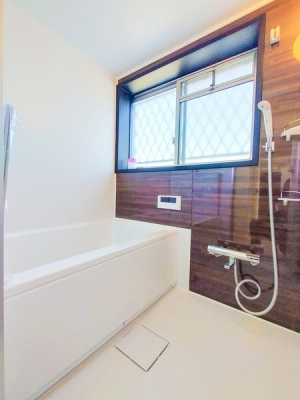 浴室　ルーフバルコニーに面して窓のあるバスルーム。朝、自然の光が心地良いバスタイムをお楽しみ頂けます。