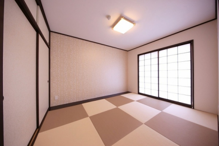 和室　琉球畳だけでなく、壁紙にも上品な雰囲気も合わさり、ずっとここに居たくなります