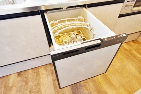 キッチン　食器洗浄乾燥機完備のシステムキッチン採用！実は節水にも繋がる優れものです♪高温で洗浄するので汚れもしっかり落とせます！