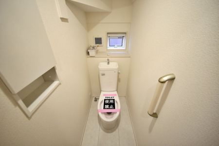 トイレ　1Fトイレ。トイレには窓があり、明るさやフレッシュな空気を取り込んでくれます。
ウォシュレット機能付きです。