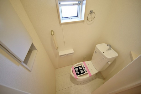 トイレ　2Fトイレ。トイレには窓があり、明るさやフレッシュな空気を取り込んでくれます。
ウォシュレット機能付きです。