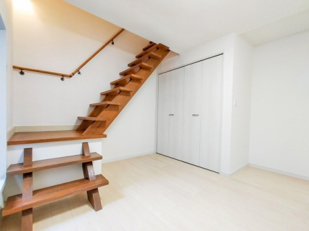 その他内観　５帖の階段室を遊びゴコロのある空間に。オープン階段にすることにより空間の広がりと木の柔らかな存在感をプラス。