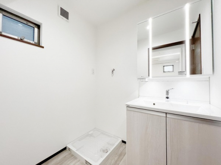 洗面台・洗面所　シンプルな洗面台ですっきりとした脱衣室になっています。収納豊富です。