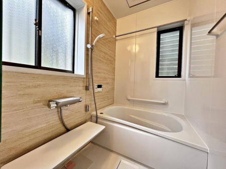 浴室　バスルームは一日の疲れを癒すくつろぎの場所。ゆとりある浴室で、優雅なバスタイムを。
水捌けの良い床に加え、２面に窓があるので風通しが良く、衛生的にもお掃除的にも嬉しいです。