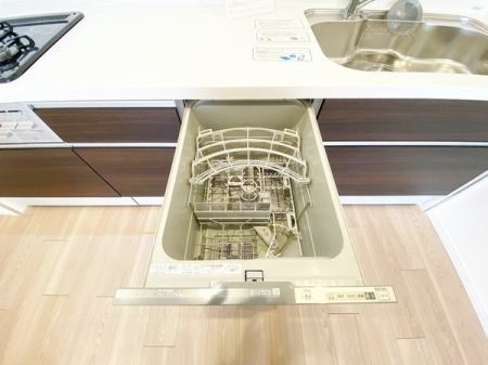 キッチン　食器洗浄乾燥機完備のシステムキッチン採用！実は節水にも繋がる優れものです♪高温で洗浄しますので、哺乳瓶など、普段では落としきれない汚れもしっかり落とせます。殺菌効果にも期待できます。
