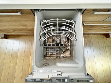 キッチン　食器洗浄乾燥機完備のシステムキッチン採用！実は節水にも繋がる優れものです♪高温で洗浄しますので、哺乳瓶など、普段では落としきれない汚れもしっかり落とせます。殺菌効果にも期待できます。