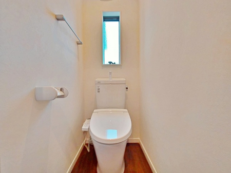 トイレ　トイレには窓があり、明るさやフレッシュな空気を取り込んでくれます。
