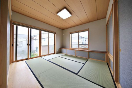 和室　和室には大きな窓があり明るい光がさしこみます。小さいお子さんが畳の上で遊んだり、寝転がったり、あるいは在宅勤務用のスペースとしても便利そう。
