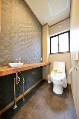 トイレ　1階のトイレはタンクレス型のすっきりしたデザインのトイレです。
お掃除もしやすくていつまでも清潔、手洗い器付きです。

