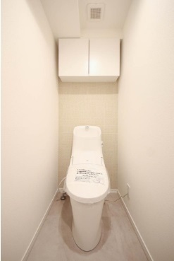 トイレ　タンク一体型のすっきりしたデザインのシャワートイレです♪お掃除もしやすくていつまでも清潔です。

