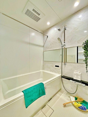 浴室　バスルームは一日の疲れを癒すくつろぎの場所。ゆったりとしたキレイな浴室で、優雅なバスタイムを。