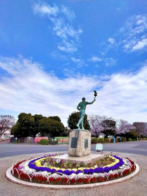 その他　三ッ沢公園のシンボル平沼亮三氏銅像。スポーツに造詣が深く、横浜市長や衆議院議員、現日本スポーツ協会会長も務められた平沼氏。「平沼さんの像」として地元住民から愛されるシンボルになっています。