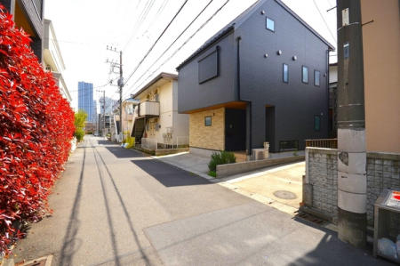 　武蔵小杉と元住吉の洗練された街並みの中にとけ込むように、どんな建物を建てるのか、設計士でさえもワクワクしてしまう程の住環境がございます。ここから始まる素敵な新生活を約束します。