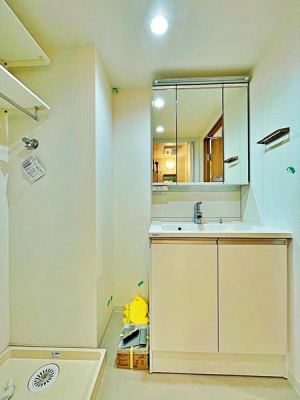 洗面台・洗面所　シンプルな洗面台ですっきりとした脱衣室になっています。収納があります。