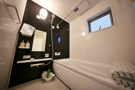 浴室　バスルームは一日の疲れを癒すくつろぎの場所。
清潔感のある浴室は、心身ともに癒される特別な空間。
浴室換気乾燥機付きだから梅雨や花粉の季節でも洗濯物が乾かせます。