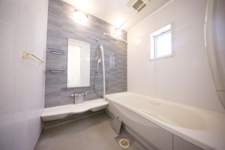 浴室　清潔感ある雰囲気のバスルームで一日の疲れをリフレッシュ♪窓付きなので、湿気対策もバッチリです。※家具はＣＧにより消しています