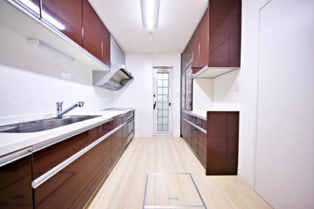 キッチン　大容量の冷蔵庫をおいても、これだけのスペースが！
圧巻の広さをご堪能下さい。※家具はＣＧにより消しています