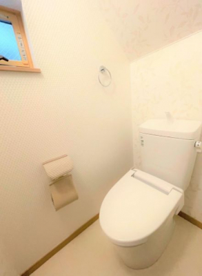 トイレ　トイレには窓があり、明るさやフレッシュな空気を取り込んでくれます。