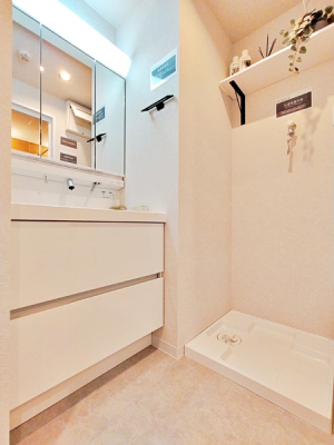 洗面台・洗面所　シンプルな洗面台ですっきりとした脱衣室になっています。収納豊富です。