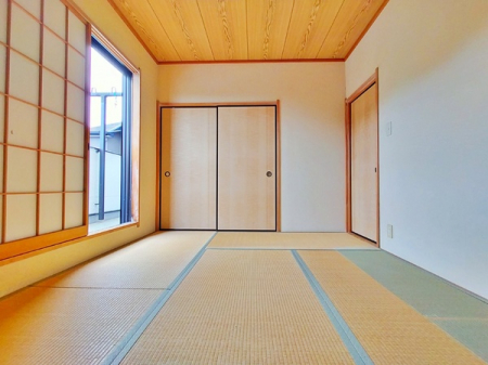 和室　和室には大きな窓があり明るい光がさしこみます。こちらはカーペット敷きとなっております。