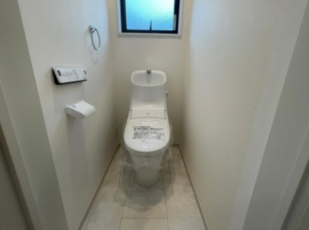 トイレ　トイレにも窓があり、明るさやフレッシュな空気を取り込んでくれます。
トイレは、各階にあります。
