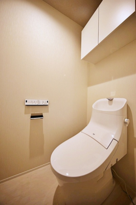 トイレ　タンク一体型のすっきりしたデザインのシャワートイレです♪お掃除もしやすくていつまでも清潔です。

