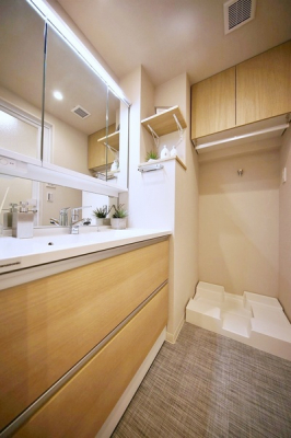 洗面台・洗面所　シンプルな洗面台ですっきりとした脱衣室になっています。収納があります。