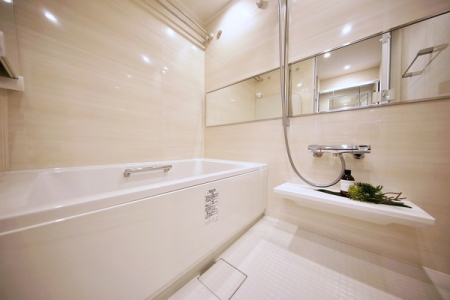 浴室　バスルームは一日の疲れを癒すくつろぎの場所。新設されたゆとりあるキレイな浴室で、優雅なバスタイムを♪