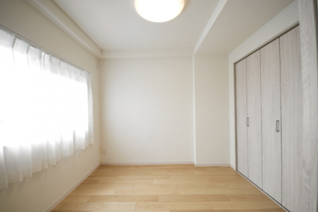 洋室　すべてのお部屋にクローゼットを完備！明るさも収納もバッチリです。
