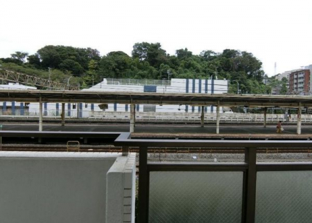 住戸からの眺望写真　バルコニーからは横須賀線の線路が見えます。電車好きの方にもおすすめです。