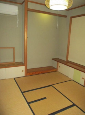 和室　床の間のある本格的な和室です。お仏壇もご安置できます。これを機に、生け花にチャレンジしてみたりするのも楽しそう。畳の中心部分は掘り炬燵仕様です。