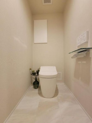 トイレ　タンクレス型のすっきりしたデザインのトイレです。お掃除もしやすくていつまでも清潔です。

