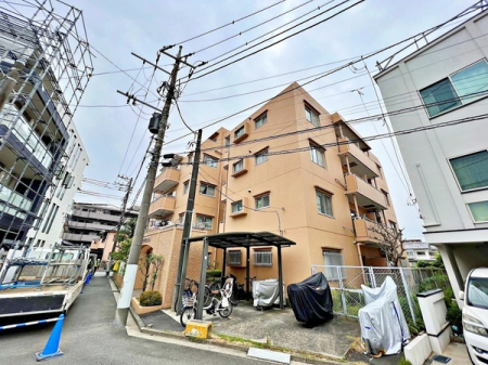 現地外観写真　京浜急行本線・横浜市営地下鉄ブルーライン「上大岡」駅まで徒歩1３分！周辺には生活利便施設が充実し、暮らしやすいロケーションです。

