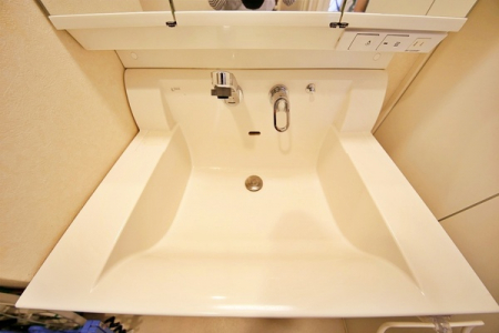 洗面台・洗面所　シンプルですっきりとした洗面台です。