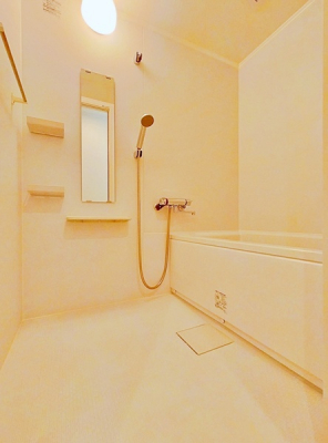 浴室　清潔感のある浴室は、心身ともに癒される特別な空間。一日の終わりに贅沢なバスタイムを。