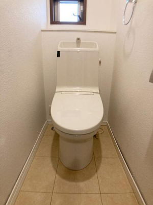 トイレ　トイレにも窓があり、明るさやフレッシュな空気を取り込んでくれます。トイレは各階にございます。